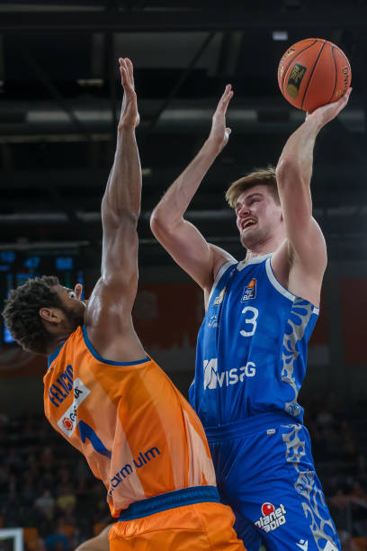 而郑钦文则 而郑钦文则